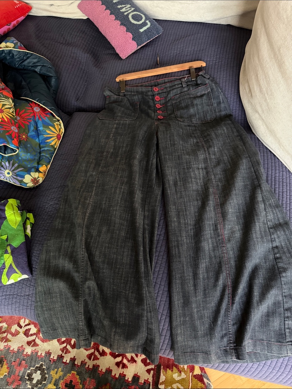 Lesley Evers ROXANNE pants dark blue w red buttons - Picture 4 of 6